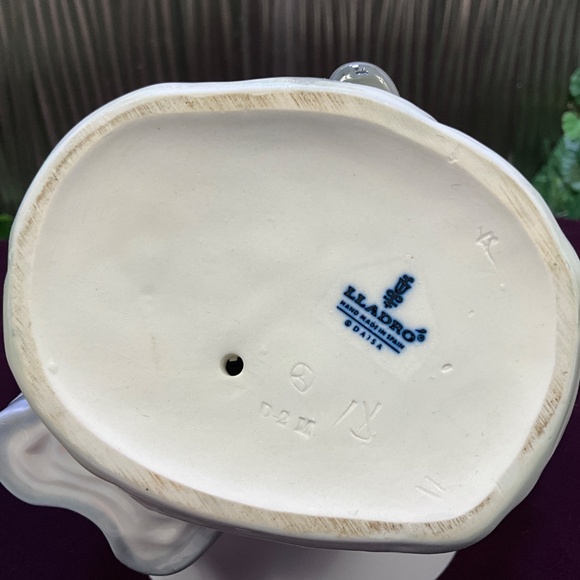 Lladro Figurine Boy Trying to Kiss Girl - Picture 6 of 6